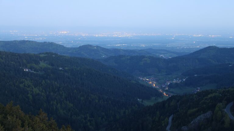 Dieses Bild zeigt eine Webcam-Aufnahme vom Achertal, aufgenommen am Samstag, den 25.04.2026 um 05:40 Uhr. Die Temperatur betrug 9.8°C.