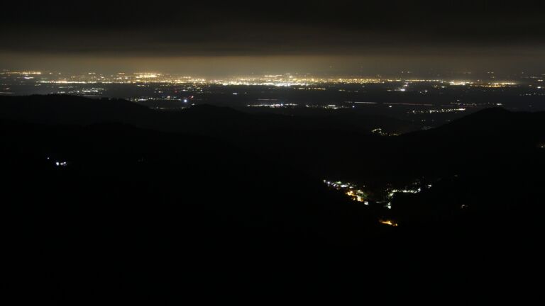 Dieses Bild zeigt eine Webcam-Aufnahme vom Achertal, aufgenommen am Dienstag, den 14.10.2025 um 00:30 Uhr. Die Temperatur betrug 6.2°C.