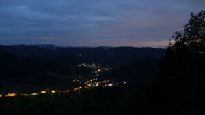Dieses Bild zeigt eine Webcam-Aufnahme vom Achertal, aufgenommen am Dienstag, den 12.05.2026 um 21:50 Uhr. Die Temperatur betrug 4.2°C.
