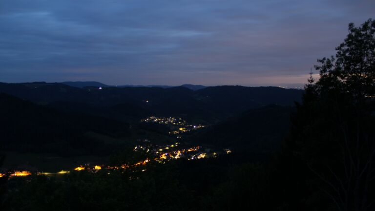 Dieses Bild zeigt eine Webcam-Aufnahme vom Achertal, aufgenommen am Dienstag, den 12.05.2026 um 21:50 Uhr. Die Temperatur betrug 4.2°C.