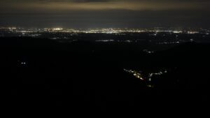 Dieses Bild zeigt eine Webcam-Aufnahme vom Achertal, aufgenommen am Montag, den 04.05.2026 um 22:10 Uhr. Die Temperatur betrug 10.8°C.