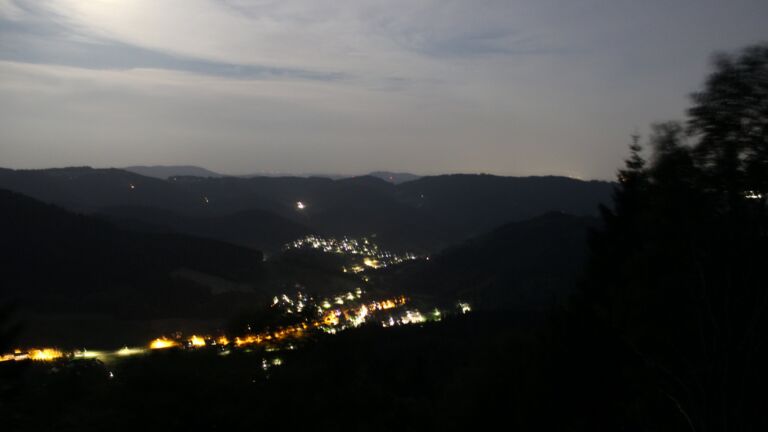Dieses Bild zeigt eine Webcam-Aufnahme vom Achertal, aufgenommen am Donnerstag, den 25.06.2026 um 23:20 Uhr. Die Temperatur betrug 28°C.