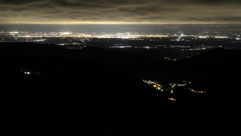 Dieses Bild zeigt eine Webcam-Aufnahme vom Achertal, aufgenommen am Mittwoch, den 29.10.2025 um 04:30 Uhr. Die Temperatur betrug 5.8°C.