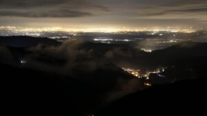 Dieses Bild zeigt eine Webcam-Aufnahme vom Achertal, aufgenommen am Dienstag, den 18.11.2025 um 20:00 Uhr. Die Temperatur betrug -3.4°C.