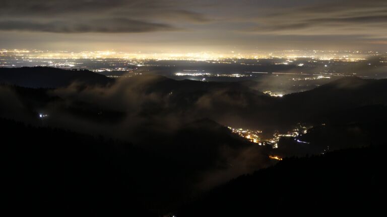 Dieses Bild zeigt eine Webcam-Aufnahme vom Achertal, aufgenommen am Dienstag, den 18.11.2025 um 20:00 Uhr. Die Temperatur betrug -3.4°C.
