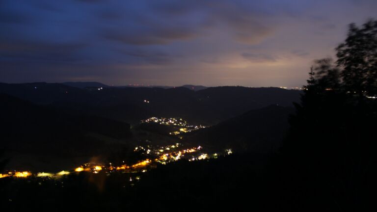 Dieses Bild zeigt eine Webcam-Aufnahme vom Achertal, aufgenommen am Donnerstag, den 11.06.2026 um 22:40 Uhr. Die Temperatur betrug 10.6°C.