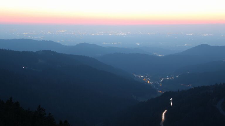 Dieses Bild zeigt eine Webcam-Aufnahme vom Achertal, aufgenommen am Freitag, den 20.03.2026 um 19:20 Uhr. Die Temperatur betrug 5.9°C.