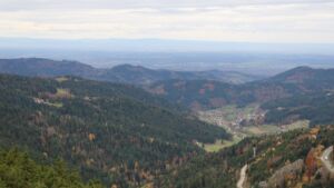 Dieses Bild zeigt eine Webcam-Aufnahme vom Achertal, aufgenommen am Samstag, den 01.11.2025 um 13:20 Uhr. Die Temperatur betrug 12.2°C.