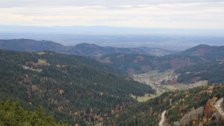 Dieses Bild zeigt eine Webcam-Aufnahme vom Achertal, aufgenommen am Samstag, den 01.11.2025 um 13:20 Uhr. Die Temperatur betrug 12.2°C.