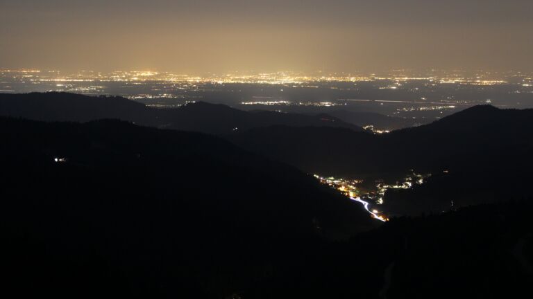 Dieses Bild zeigt eine Webcam-Aufnahme vom Achertal, aufgenommen am Montag, den 23.03.2026 um 21:00 Uhr. Die Temperatur betrug 5.4°C.