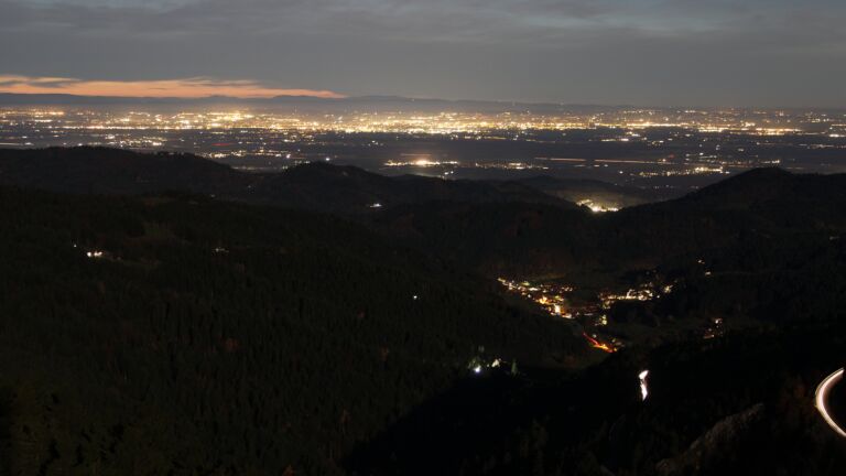 Dieses Bild zeigt eine Webcam-Aufnahme vom Achertal, aufgenommen am Mittwoch, den 05.11.2025 um 18:20 Uhr. Die Temperatur betrug 12.1°C.