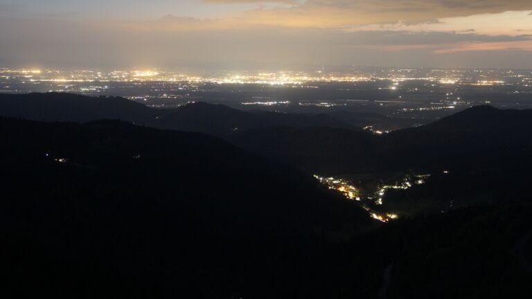 Dieses Bild zeigt eine Webcam-Aufnahme vom Achertal, aufgenommen am Montag, den 12.05.2025 um 22:20 Uhr. Die Temperatur betrug 10.6°C.