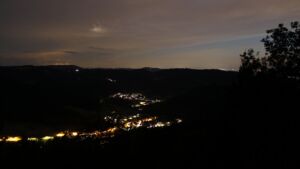 Dieses Bild zeigt eine Webcam-Aufnahme vom Achertal, aufgenommen am Donnerstag, den 20.08.2026 um 21:50 Uhr. Die Temperatur betrug 17.6°C.