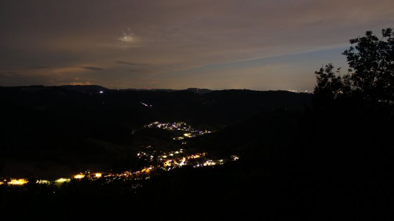 Dieses Bild zeigt eine Webcam-Aufnahme vom Achertal, aufgenommen am Donnerstag, den 20.08.2026 um 21:50 Uhr. Die Temperatur betrug 17.6°C.