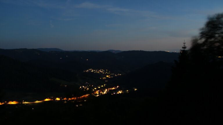 Dieses Bild zeigt eine Webcam-Aufnahme vom Achertal, aufgenommen am Samstag, den 23.05.2026 um 22:20 Uhr. Die Temperatur betrug 21.2°C.