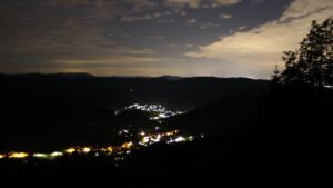 Dieses Bild zeigt eine Webcam-Aufnahme vom Achertal, aufgenommen am Sonntag, den 17.05.2026 um 03:40 Uhr. Die Temperatur betrug 5.3°C.