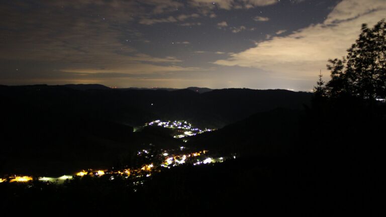 Dieses Bild zeigt eine Webcam-Aufnahme vom Achertal, aufgenommen am Sonntag, den 17.05.2026 um 03:40 Uhr. Die Temperatur betrug 5.3°C.