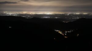 Dieses Bild zeigt eine Webcam-Aufnahme vom Achertal, aufgenommen am Samstag, den 20.12.2025 um 02:00 Uhr. Die Temperatur betrug 7.6°C.