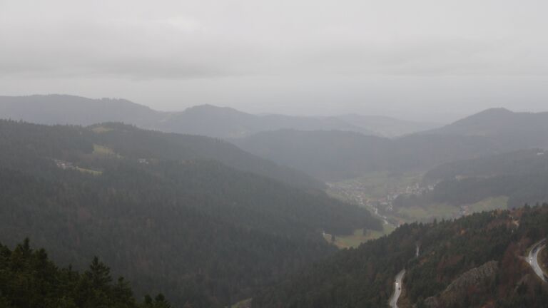 Dieses Bild zeigt eine Webcam-Aufnahme vom Achertal, aufgenommen am Sonntag, den 16.11.2025 um 15:30 Uhr. Die Temperatur betrug 6.6°C.