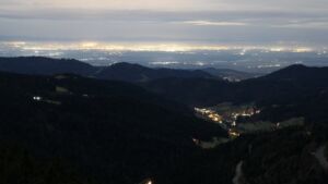 Dieses Bild zeigt eine Webcam-Aufnahme vom Achertal, aufgenommen am Mittwoch, den 03.12.2025 um 00:30 Uhr. Die Temperatur betrug 5.1°C.