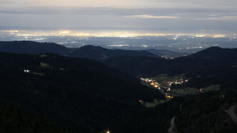 Dieses Bild zeigt eine Webcam-Aufnahme vom Achertal, aufgenommen am Mittwoch, den 03.12.2025 um 00:30 Uhr. Die Temperatur betrug 5.1°C.