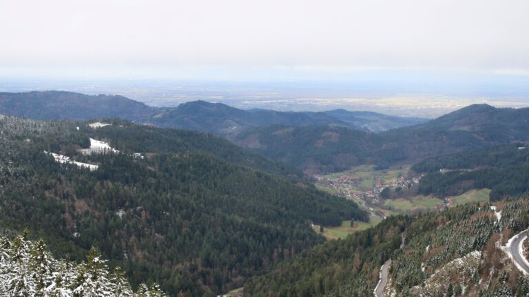 Dieses Bild zeigt eine Webcam-Aufnahme vom Achertal, aufgenommen am Freitag, den 28.11.2025 um 10:20 Uhr. Die Temperatur betrug 2.9°C.