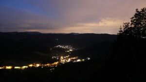 Dieses Bild zeigt eine Webcam-Aufnahme vom Achertal, aufgenommen am Dienstag, den 09.06.2026 um 23:00 Uhr. Die Temperatur betrug 10.6°C.