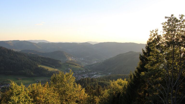 Dieses Bild zeigt eine Webcam-Aufnahme vom Achertal, aufgenommen am Sonntag, den 27.09.2026 um 18:40 Uhr. Die Temperatur betrug 27.6°C.