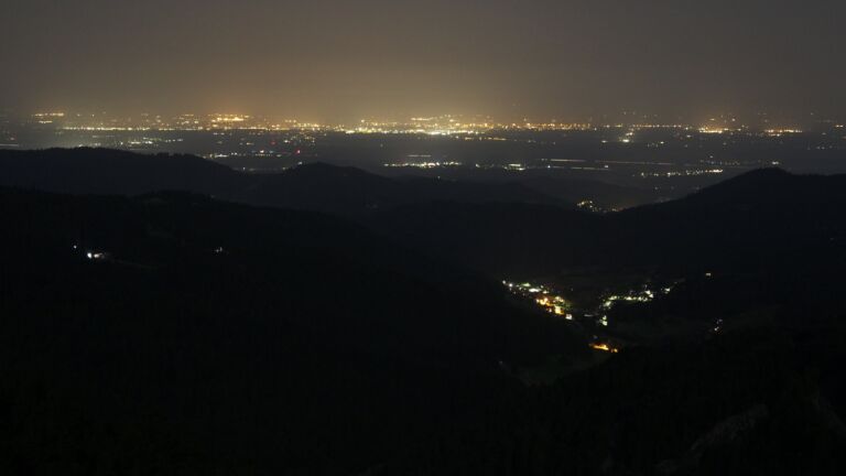 Dieses Bild zeigt eine Webcam-Aufnahme vom Achertal, aufgenommen am Freitag, den 15.08.2025 um 01:00 Uhr. Die Temperatur betrug 23.8°C.