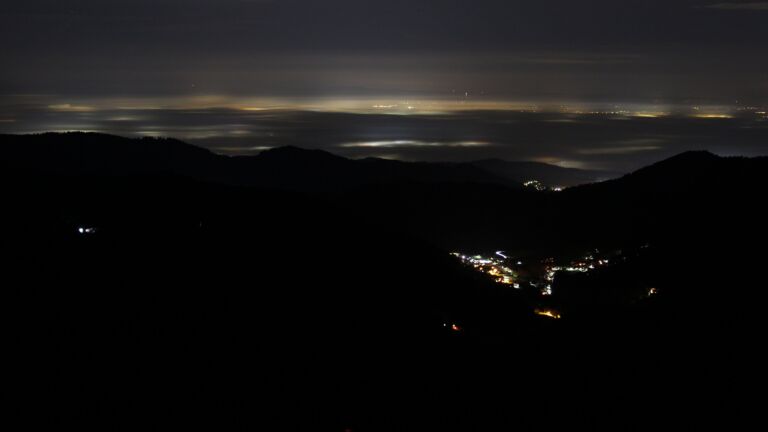 Dieses Bild zeigt eine Webcam-Aufnahme vom Achertal, aufgenommen am Sonntag, den 21.12.2025 um 05:00 Uhr. Die Temperatur betrug 7.8°C.