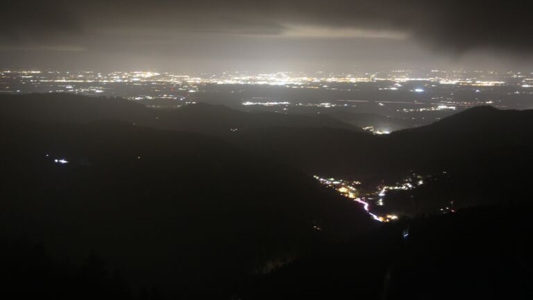 Dieses Bild zeigt eine Webcam-Aufnahme vom Achertal, aufgenommen am Montag, den 27.10.2025 um 19:30 Uhr. Die Temperatur betrug 2.6°C.