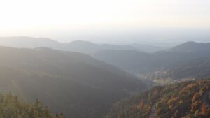 Dieses Bild zeigt eine Webcam-Aufnahme vom Achertal, aufgenommen am Samstag, den 18.10.2025 um 17:50 Uhr. Die Temperatur betrug 6.8°C.