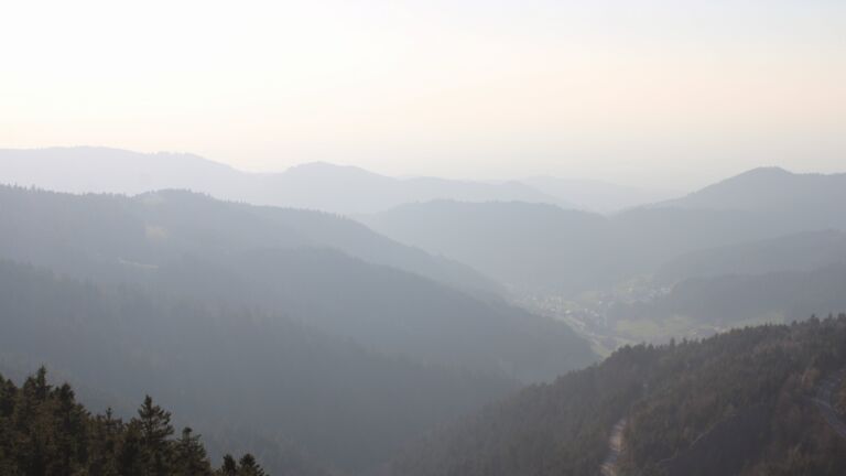 Dieses Bild zeigt eine Webcam-Aufnahme vom Achertal, aufgenommen am Donnerstag, den 19.03.2026 um 17:30 Uhr. Die Temperatur betrug 7.5°C.