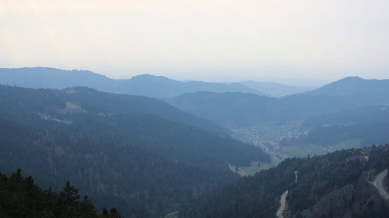 Dieses Bild zeigt eine Webcam-Aufnahme vom Achertal, aufgenommen am Samstag, den 21.03.2026 um 17:00 Uhr. Die Temperatur betrug 4.8°C.