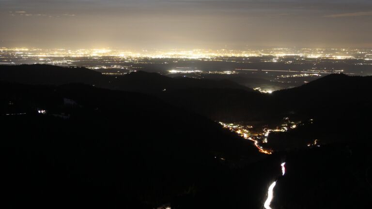 Dieses Bild zeigt eine Webcam-Aufnahme vom Achertal, aufgenommen am Freitag, den 16.01.2026 um 18:30 Uhr. Die Temperatur betrug 6°C.