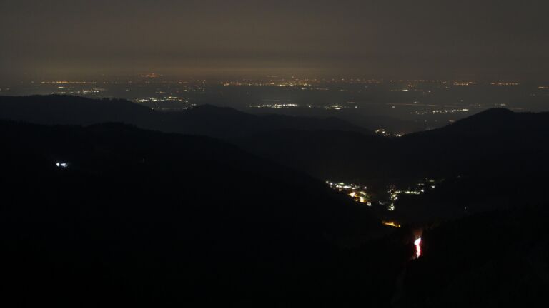 Dieses Bild zeigt eine Webcam-Aufnahme vom Achertal, aufgenommen am Montag, den 09.03.2026 um 04:30 Uhr. Die Temperatur betrug 8.1°C.