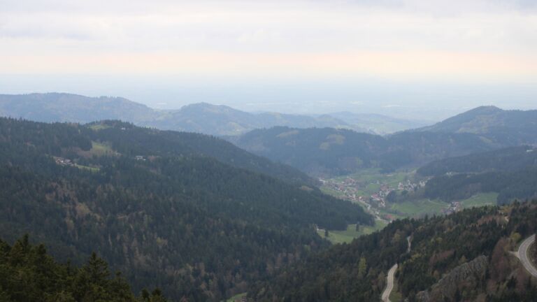 Dieses Bild zeigt eine Webcam-Aufnahme vom Achertal, aufgenommen am Mittwoch, den 15.04.2026 um 17:10 Uhr. Die Temperatur betrug 9°C.