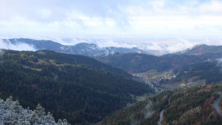 Dieses Bild zeigt eine Webcam-Aufnahme vom Achertal, aufgenommen am Montag, den 17.11.2025 um 11:10 Uhr. Die Temperatur betrug -1.8°C.