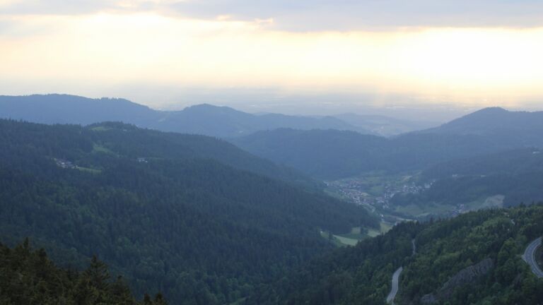 Dieses Bild zeigt eine Webcam-Aufnahme vom Achertal, aufgenommen am Samstag, den 17.05.2025 um 19:40 Uhr. Die Temperatur betrug 10°C.
