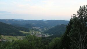 Dieses Bild zeigt eine Webcam-Aufnahme vom Achertal, aufgenommen am Montag, den 13.07.2026 um 21:20 Uhr. Die Temperatur betrug 26.7°C.