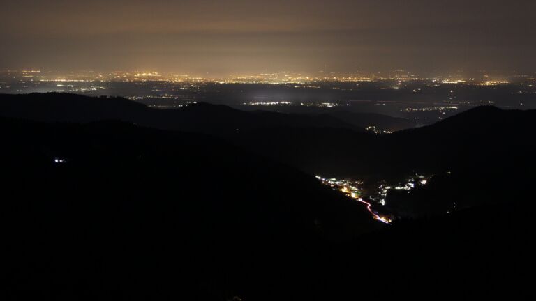 Dieses Bild zeigt eine Webcam-Aufnahme vom Achertal, aufgenommen am Samstag, den 07.03.2026 um 23:00 Uhr. Die Temperatur betrug 8.4°C.