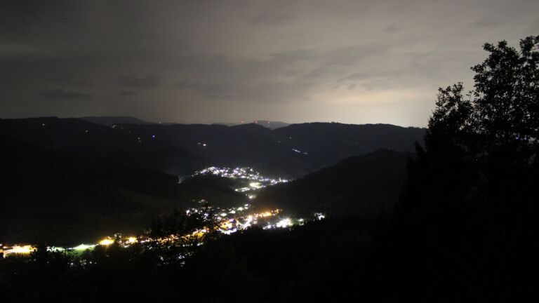 Dieses Bild zeigt eine Webcam-Aufnahme vom Achertal, aufgenommen am Mittwoch, den 07.10.2026 um 21:00 Uhr. Die Temperatur betrug 17.3°C.