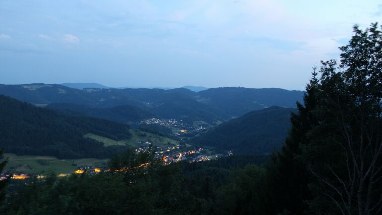 Dieses Bild zeigt eine Webcam-Aufnahme vom Achertal, aufgenommen am Mittwoch, den 15.07.2026 um 22:10 Uhr. Die Temperatur betrug 21.2°C.