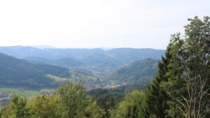Dieses Bild zeigt eine Webcam-Aufnahme vom Achertal, aufgenommen am Montag, den 28.09.2026 um 13:20 Uhr. Die Temperatur betrug 28.1°C.