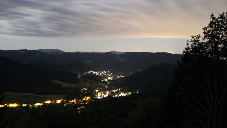 Dieses Bild zeigt eine Webcam-Aufnahme vom Achertal, aufgenommen am Sonntag, den 05.07.2026 um 03:50 Uhr. Die Temperatur betrug 18.2°C.