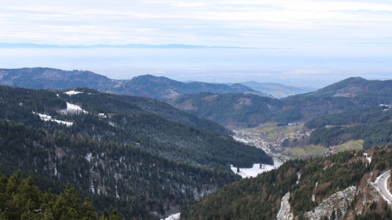 Dieses Bild zeigt eine Webcam-Aufnahme vom Achertal, aufgenommen am Sonntag, den 23.11.2025 um 12:40 Uhr. Die Temperatur betrug -0.8°C.