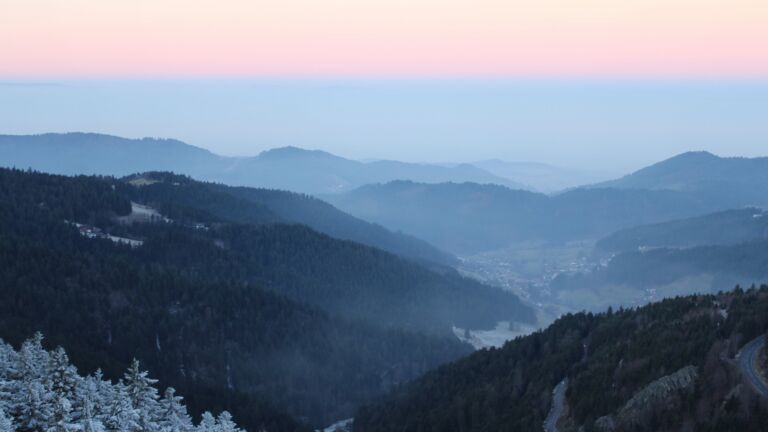 Dieses Bild zeigt eine Webcam-Aufnahme vom Achertal, aufgenommen am Samstag, den 27.12.2025 um 08:20 Uhr. Die Temperatur betrug 1.8°C.