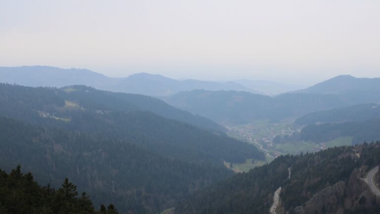 Dieses Bild zeigt eine Webcam-Aufnahme vom Achertal, aufgenommen am Samstag, den 21.03.2026 um 12:00 Uhr. Die Temperatur betrug 5.1°C.