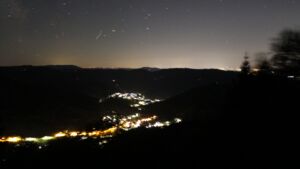 Dieses Bild zeigt eine Webcam-Aufnahme vom Achertal, aufgenommen am Donnerstag, den 13.08.2026 um 23:00 Uhr. Die Temperatur betrug 26.5°C.