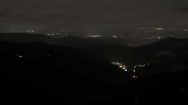 Dieses Bild zeigt eine Webcam-Aufnahme vom Achertal, aufgenommen am Donnerstag, den 28.08.2025 um 04:40 Uhr. Die Temperatur betrug 13.1°C.